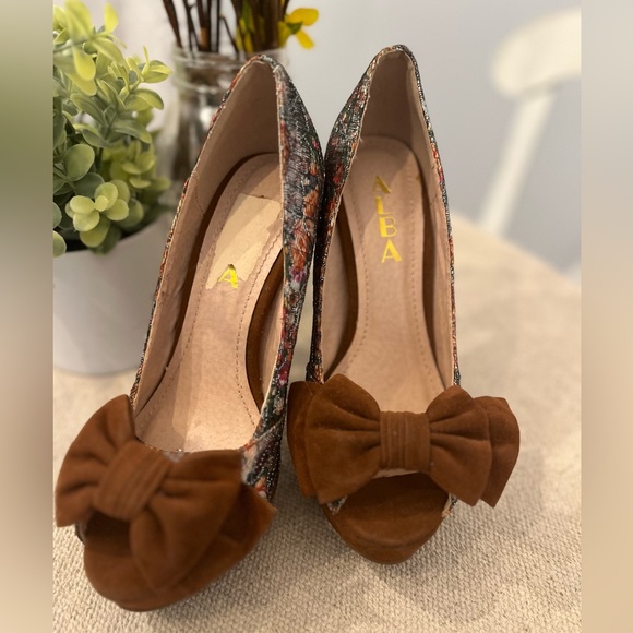 Cute Alba pattern Heels with peep toe and brown bow accent. size 6.5 - Picture 5 of 6